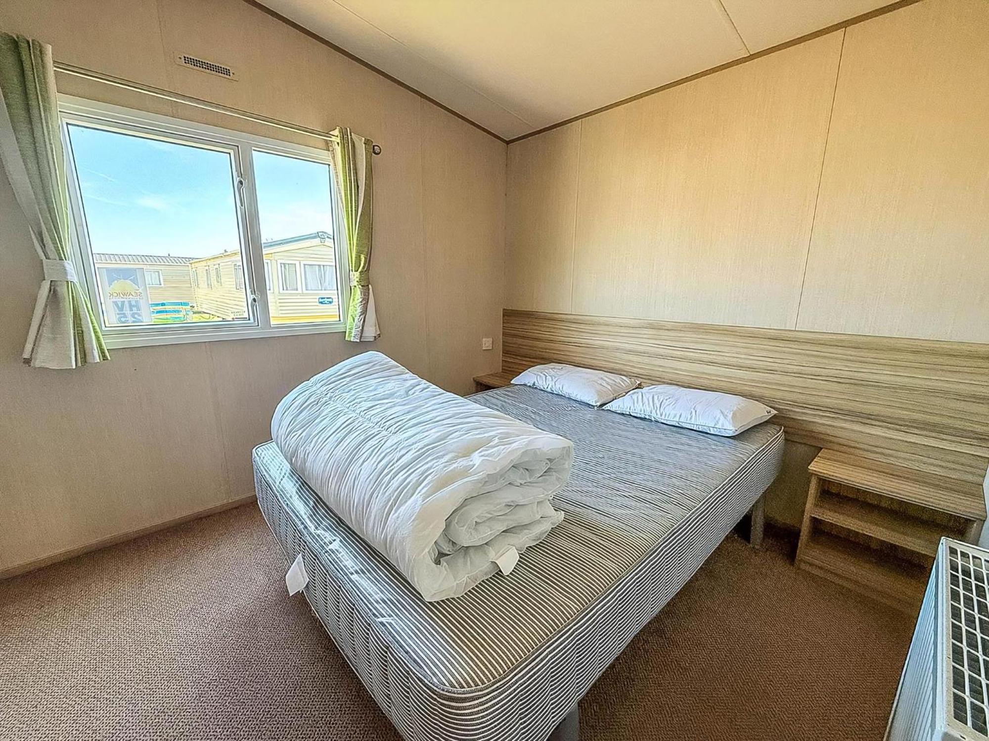 6 Berth Caravan For Hire With Wifi At Seawick Holiday Park In Essex Ref 27025Hv Clacton-on-Sea Exterior foto