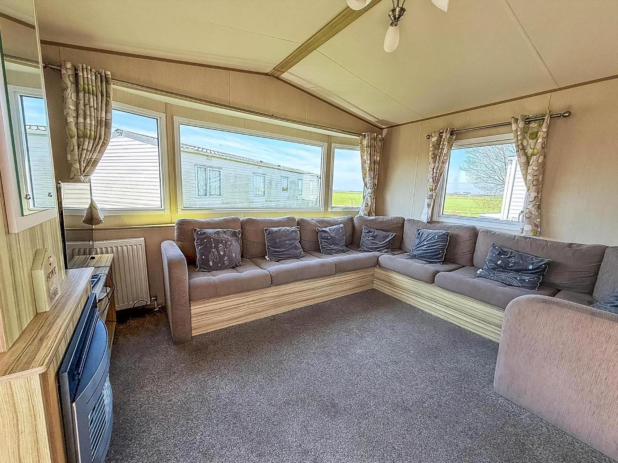 6 Berth Caravan For Hire With Wifi At Seawick Holiday Park In Essex Ref 27025Hv Clacton-on-Sea Exterior foto